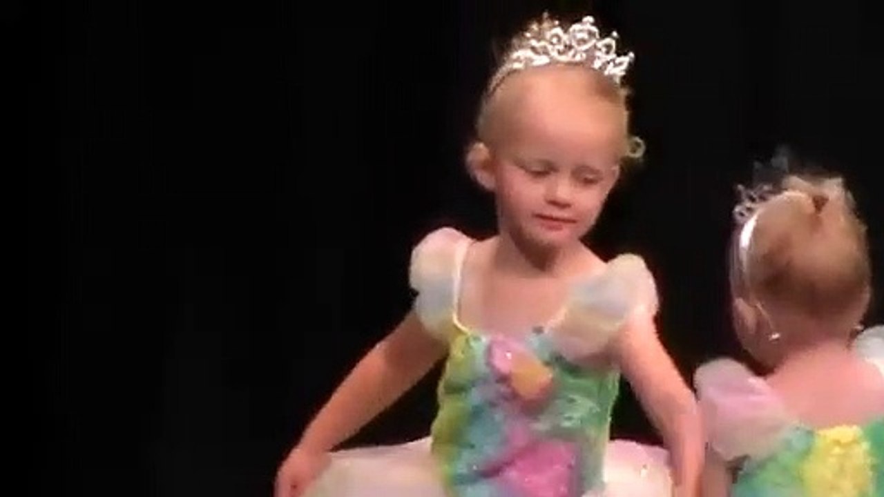 2 fillettes s'embrouillent en plein ballet de danse classique