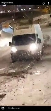 Route enneigée, 3 voitures glissent de façon incontrôlable dans la pente !