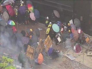 Скачать видео: Hong Kong: La police menace de tirer à « balles réelles »