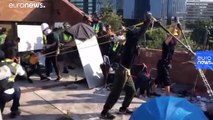 Hong Kong'ta üniversite kampüsünde toplanan göstericiler gözaltına alınıyor