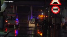 Una furgoneta kamikaze revienta la frontera de Ceuta con 52 migrantes a bordo