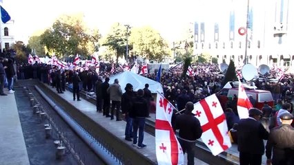 - Gürcistan'da halk seçim eyleminde- Binlerce kişi parlamento önünde çadır kurdu