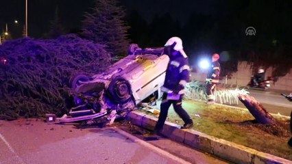 Devrilen otomobildeki çift ağır yaralandı - DENİZLİ