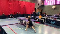Deux enfants font un échange impressionnant au ping pong