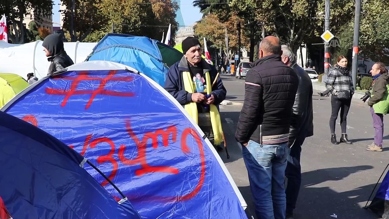 Gürcistan'da parlamentoyu kuşatan göstericilere müdahale (3) - TİFLİS