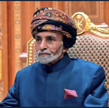 السلطان قابوس يشهد عرضاً عسكرياً بمناسبة اليوم الوطني العماني