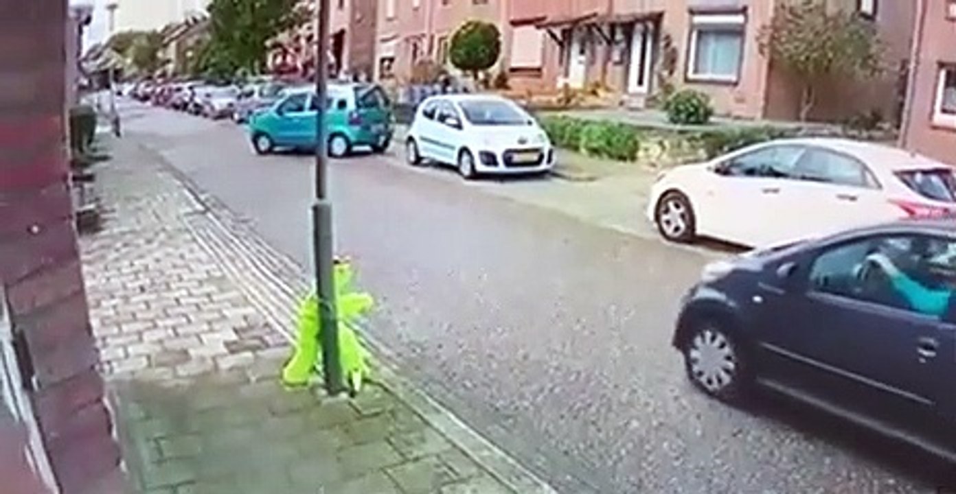 Il tente de se garer et perd le controle de sa voiture... oups