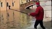 Il voulait faire un selfie en pleine Aqua Alta à Venise : mauvaise idée