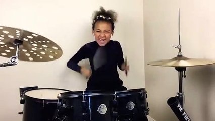 Niña de nueve años toca batería como una experta