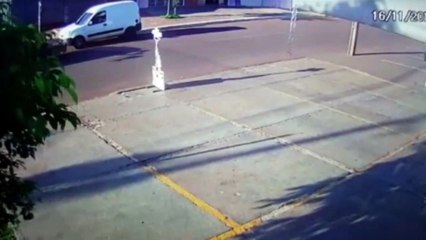 Vídeo mostra motociclista sendo arrastado no para-brisas de veículo