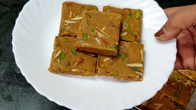 Instant Besan Burfi _मिनटों मे बनाये बेसन की बर्फी वो भी बिना चाशनी के स्वाद ऐसा कि मूँह मे घुल जाये