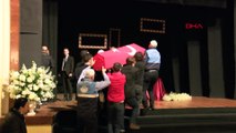 Yıldız Kenter'in cenazesi, Kenter tiyatrosuna getirildi