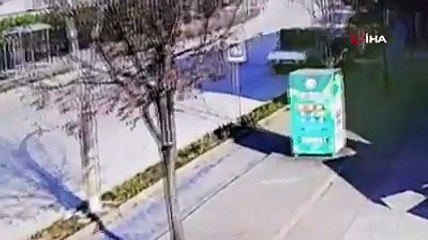 Park halindeki araçlara çarptı, hayatını kaybetti... O anlar kamerada
