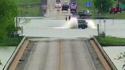 Un homme voulait à tout prix traverser cette route inondée...
