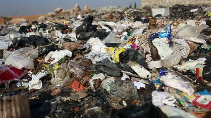 İdlibli çocuklar ekmeklerini çöpten çıkarıyor (2)