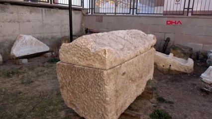 Çorum'da yol çalışması sırasında 2 bin yıllık lahit bulundu