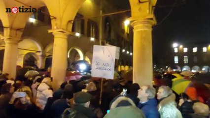 Modena, le "sardine" riempiono Piazza Grande: "Fermeremo Salvini" | Notizie.it