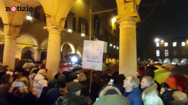 Modena, le sardine riempiono Piazza Grande: Fermeremo Salvini | Notizie.it