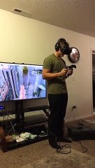 Video herunterladen: Il casse l'écran plat de son ami en jouant en réalité virtuelle !