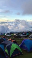 Télécharger la video: Ces campeurs se réveillent sur une mer de nuage : vue à couper le souffle