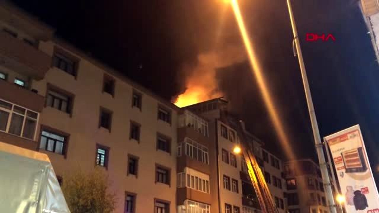 Kars'ta, apartmanın çatı katında çıkan yangın panik yarattı