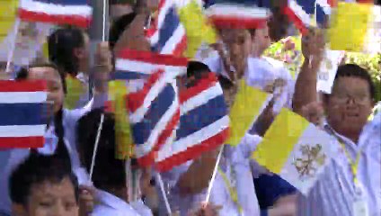 Thailand: Cheering faithful gather to glimpse Pope Francis