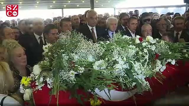 Tiyatronun duayen ismi Yıldız Kenter son yolculuğuna uğurlandı