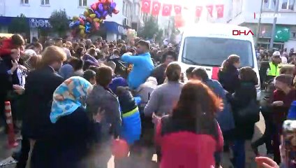 Promosyon dağıtımında izdiham! Çocuklar ezilme tehlikesi geçirdi