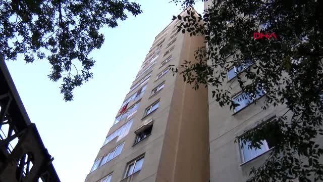 Kadıköy'de yangın... evdeki yatalak hastayı itfaiye ekipleri kurtardı