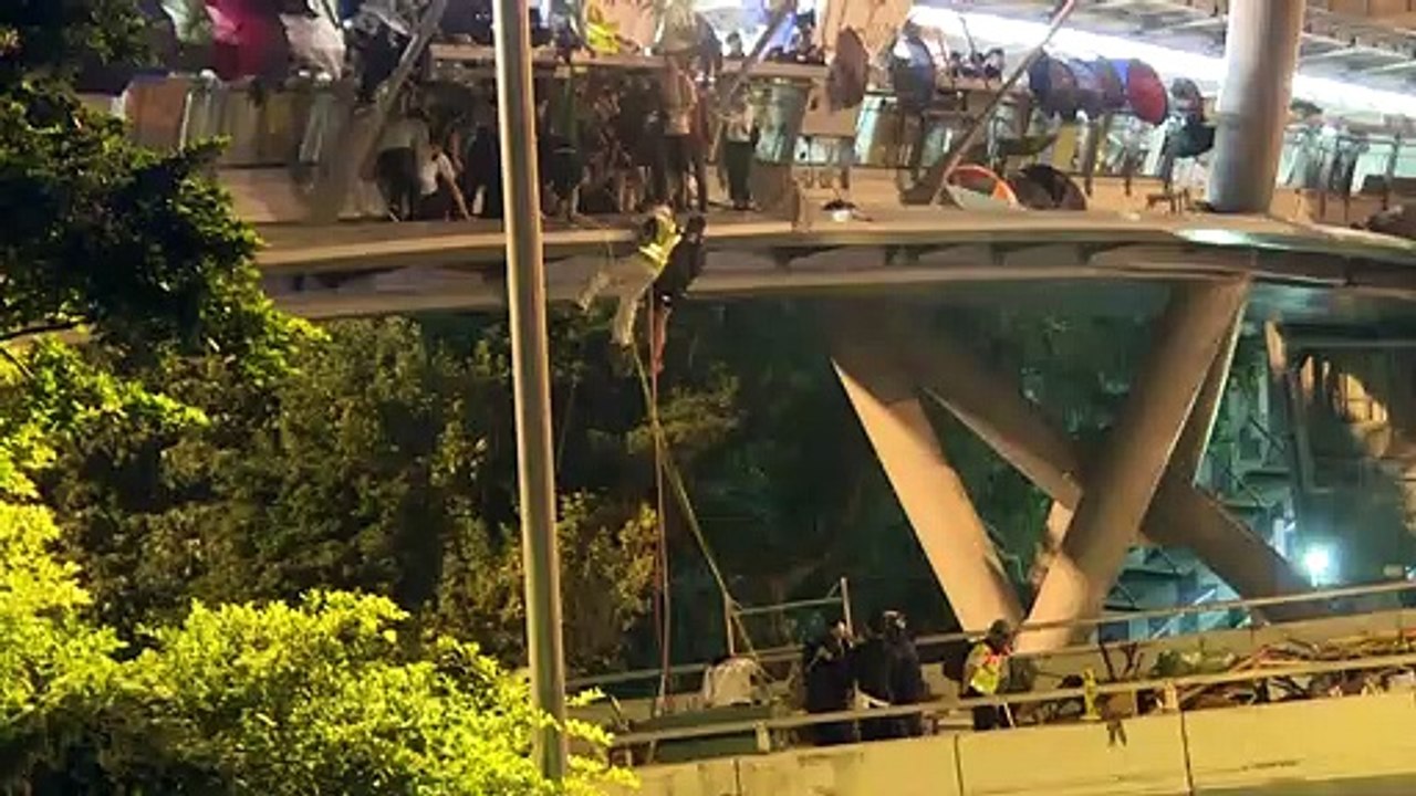 Filmreif: Hongkonger fliehen vor der Polizei