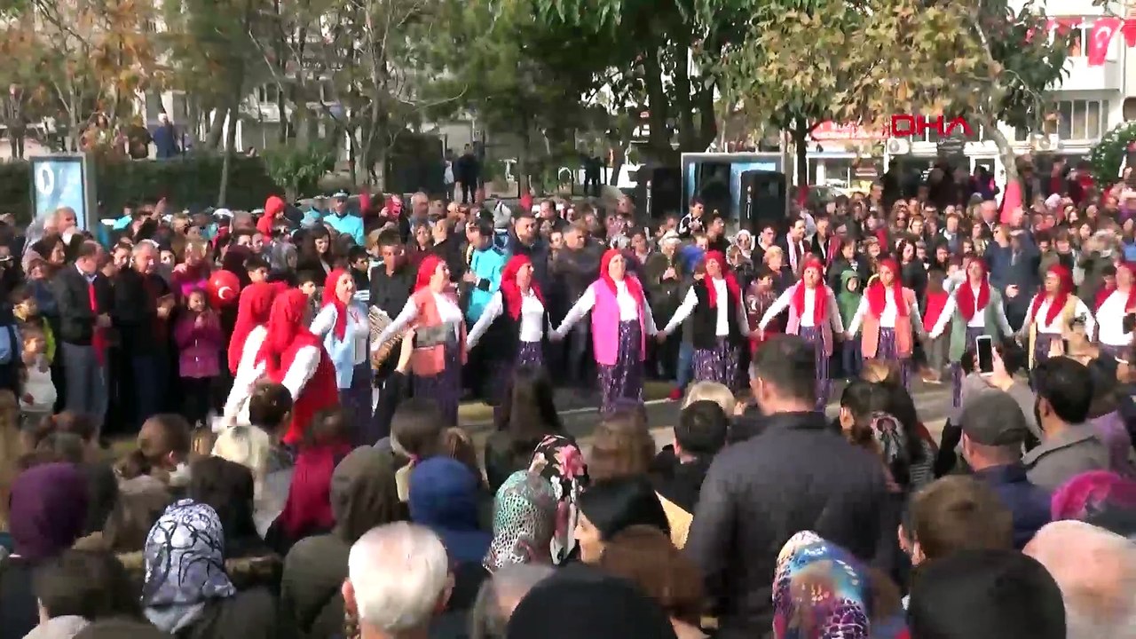 Kurtuluş gününde promosyonların dağıtımında izdiham