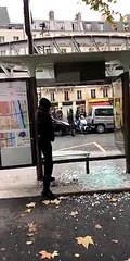 Un casseur tombe sur un abribus incassable à Paris