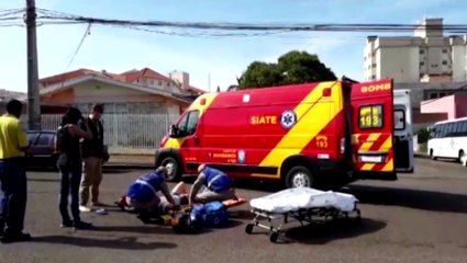 Homem e mulher ficam feridos em acidente envolvendo carro e moto, no Centro