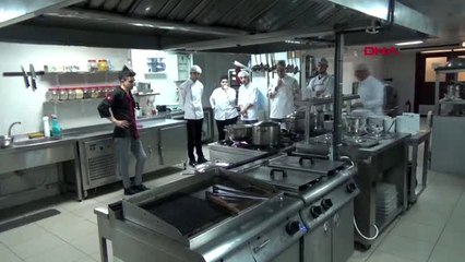 Sinop hamsili pilav tarifini, 50 yaşında okuduğu üniversitede anlatıyor