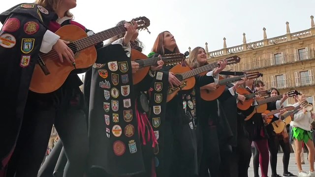 La Tuna Femenina de la USAL ronda al alcalde de Salamanca
