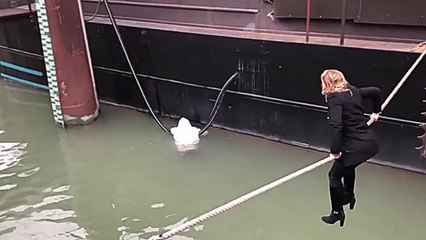 Une élue porte secours à un homme en état d'hypothermie en traversant sur une corde