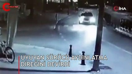 Uyuyan sürücü aydınlatma direğini böyle devirdi!