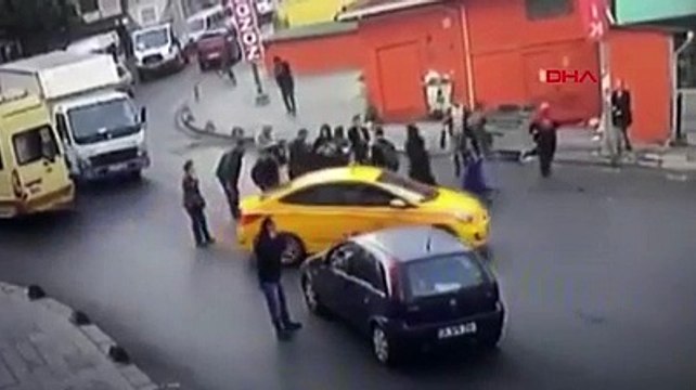 Lise öğrencisi kapısı açık şekilde hareket eden minibüsten düştü