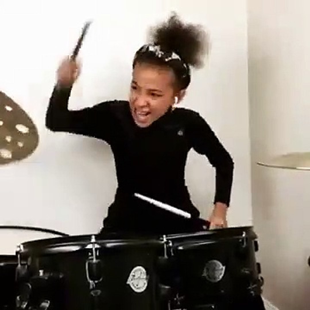 Cette petite fille de 9 ans joue une chanson de Nirvana à la batterie -  Vidéo Dailymotion
