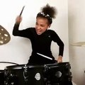 Cette petite fille de 9 ans joue une chanson de Nirvana à la batterie