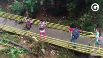 Após chuva, pais e alunos se arriscam para atravessar ponte destruída em Viana