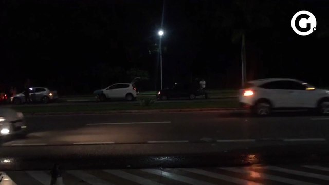 Buraco na Avenida Norte Sul deixa vários carros com pneus furados