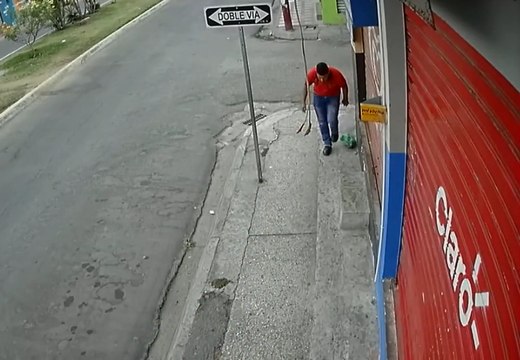 Cámaras de seguridad captan a usuarios dejando basura en las esquinas de un populoso sector de Guayaquil