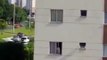 WTF : Un petit enfant sur une fenêtre d'un appartement !