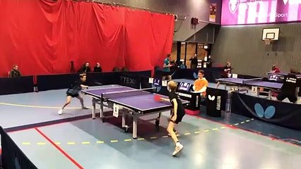 Un échange spectaculaire  entre deux joueurs de Ping-Pong