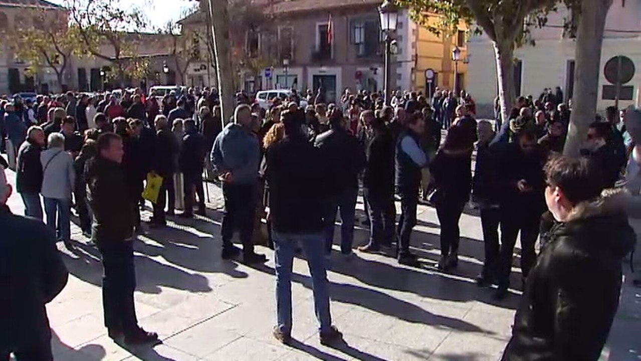 Concentración de taxistas en Alcalá de Henares en recuerdo del compañero asesinado.