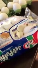 Drole : il lance un oeuf à la place d'un marshmallow à la tête de son pote !