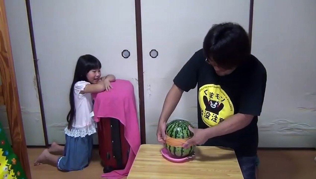 Il explose une pastèque avec des élastiques !