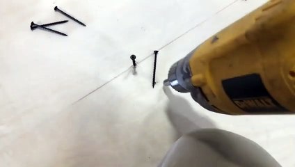 Jongler avec une vis et une perceuse ? Possible !