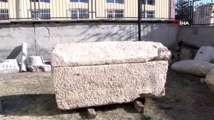 Yol çalışmasında 2 bin yıllık lahit bulundu